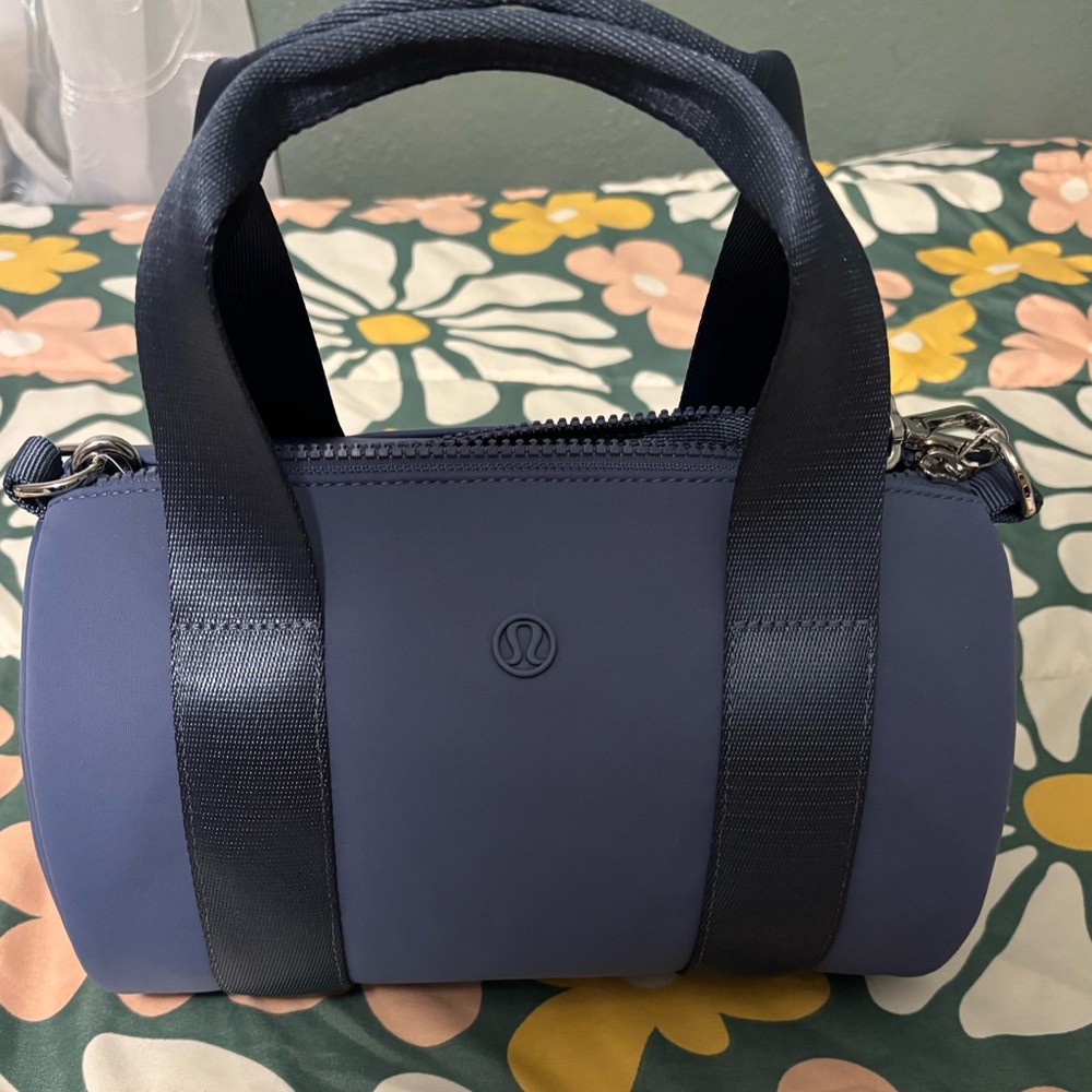 Brand new Lululemon knit nylon mini barrel 5L bag
